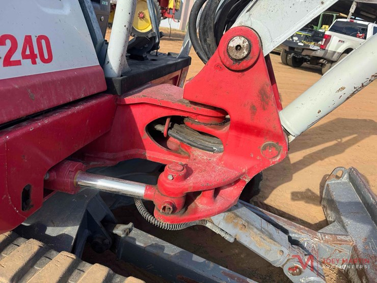 2020-takeuchi-tb240-image-9