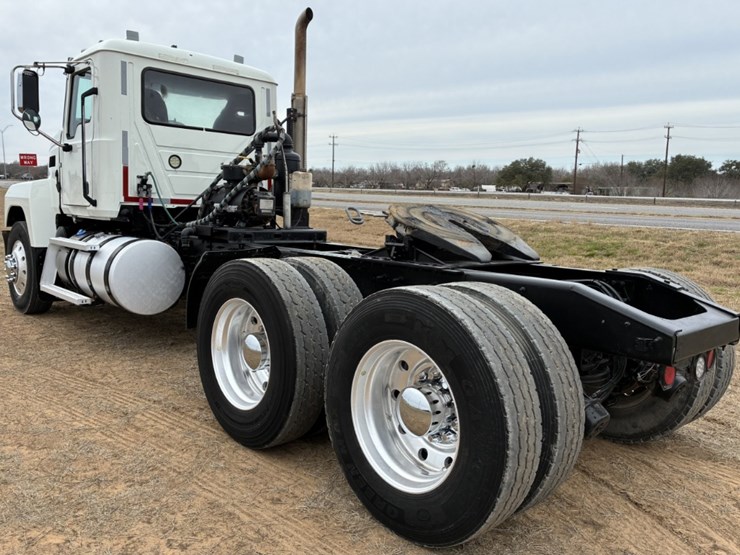 2020-mack-p164t-daycab-image-6
