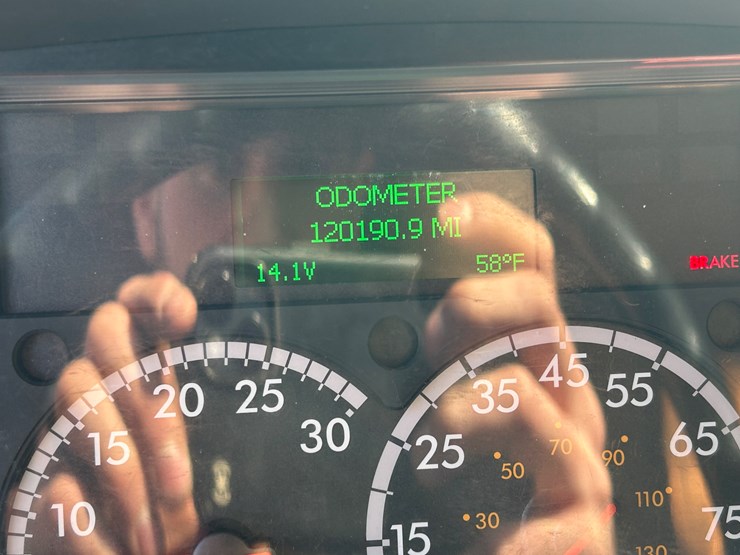 2018-freightliner-m2-106-image-59