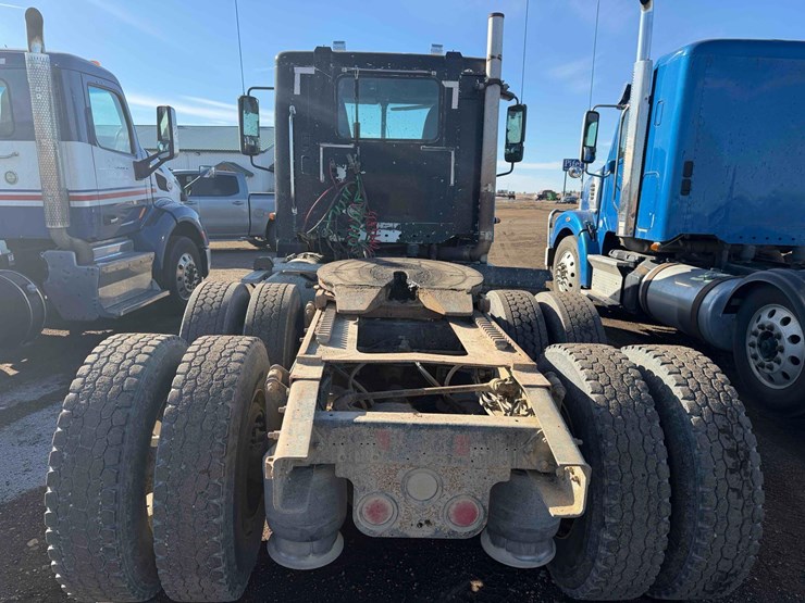 2003-freightliner-columbia-120-day-cab-image-4