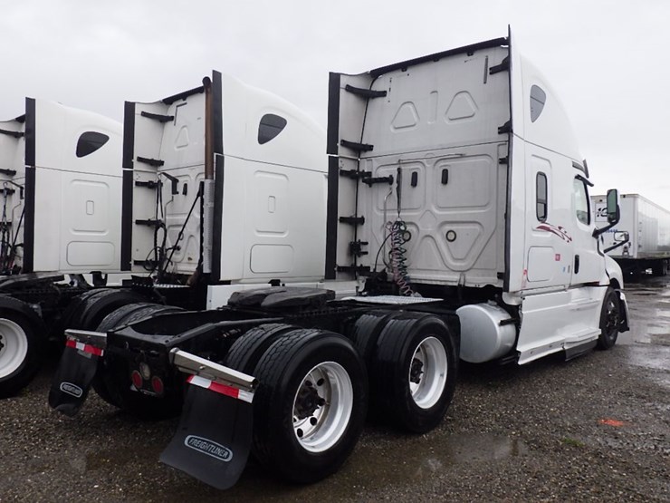 2020-freightliner-cascadia-126-image-18