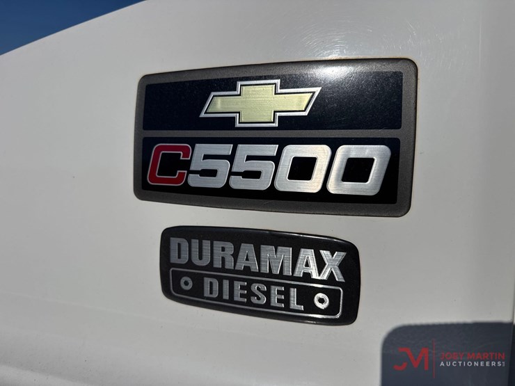 2005-chevrolet-c5500-flatbed-truck-image-16