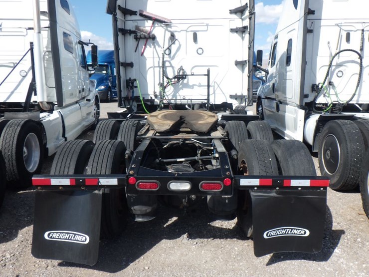 2023-freightliner-cascadia-126-image-12