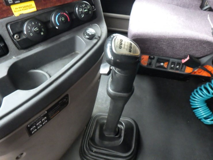 2013-freightliner-cascadia-125-image-19