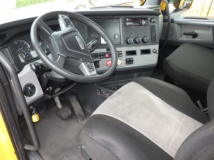 2022-freightliner-cascadia-126-image-12