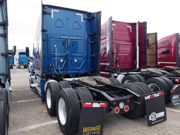 2021-freightliner-cascadia-126-image-18