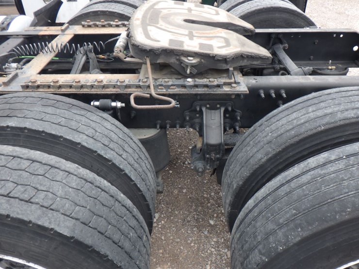 2012-volvo-vnl-300-image-13