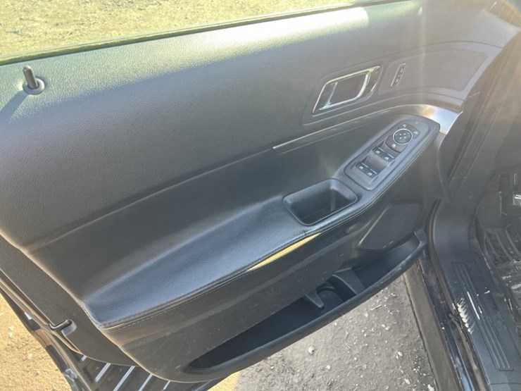 2016-ford-explorer-image-27