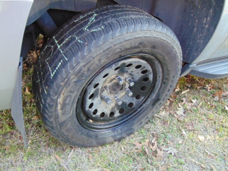 2011-chevrolet-suburban-image-4