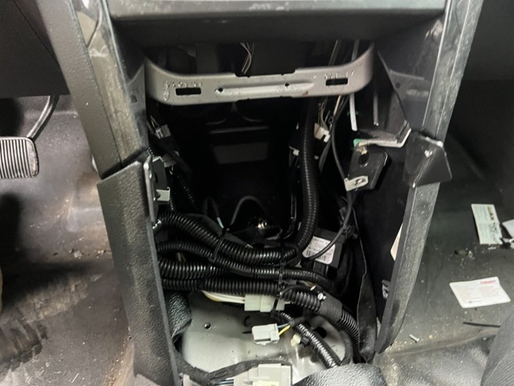 2017-ford-explorer-image-32