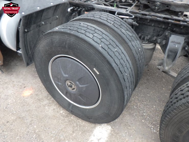 2023-freightliner-cascadia-126-image-12