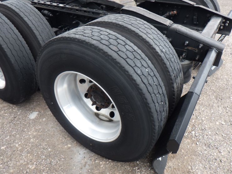 2015-freightliner-cascadia-113-evolution-image-12