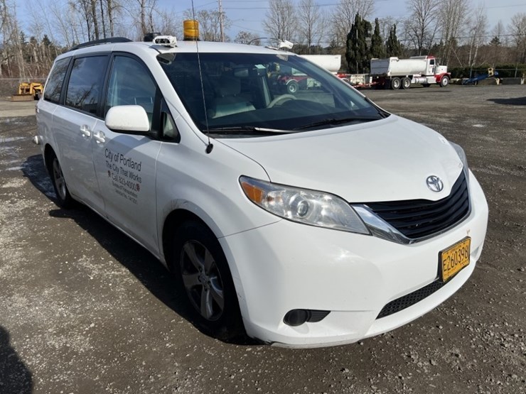 2014-toyota-sienna-le-image-2