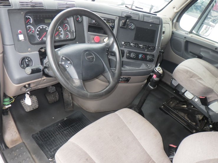 2014-freightliner-cascadia-125-image-15