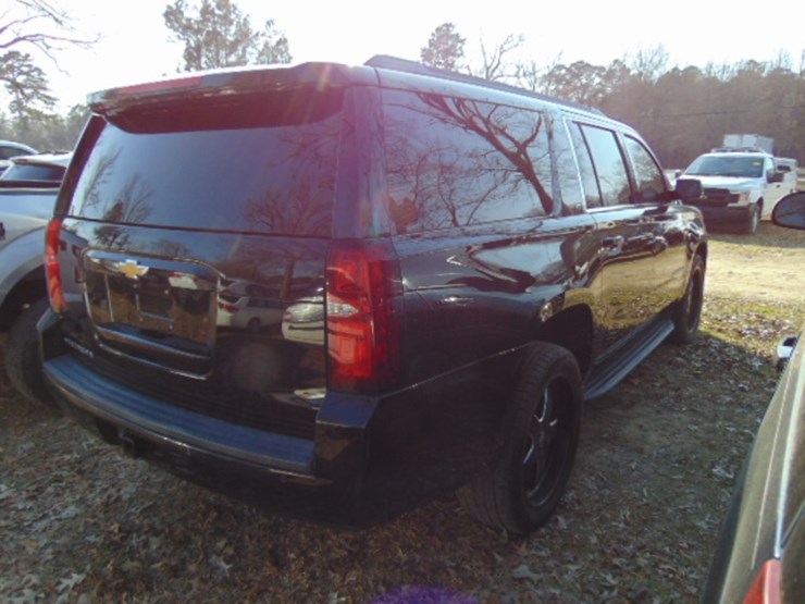 2018-chevrolet-suburban-image-2
