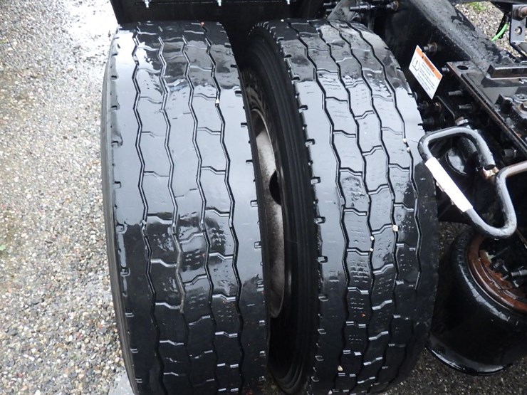 2020-freightliner-cascadia-126-image-21