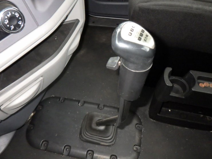 2017-peterbilt-579-image-15