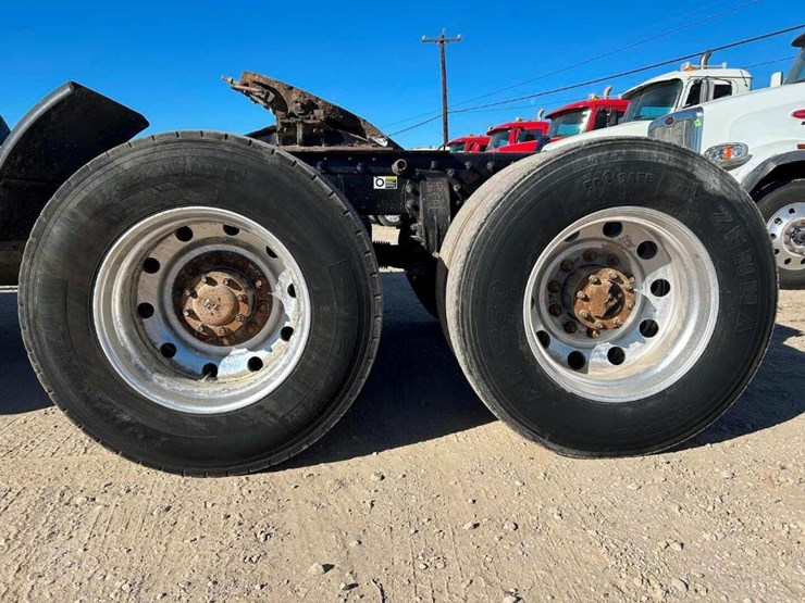 2016-peterbilt-365-image-14