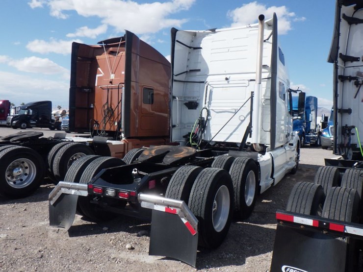 2023-volvo-vnl-760-image-11