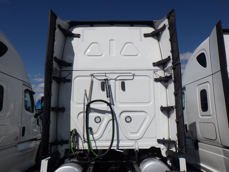 2024-freightliner-cascadia-126-image-13