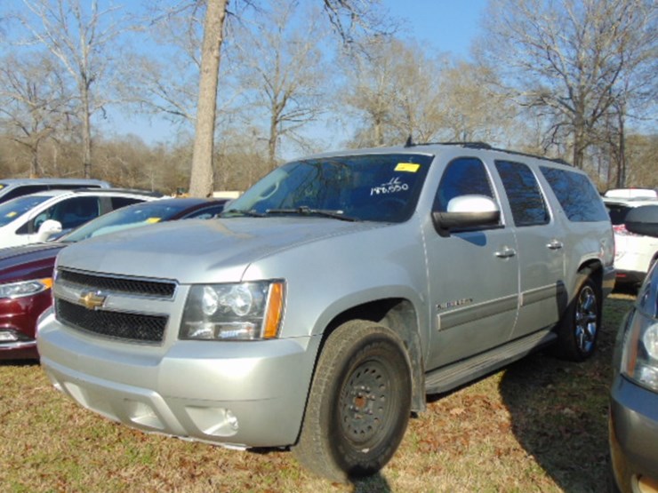 2011-chevrolet-suburban-image-1