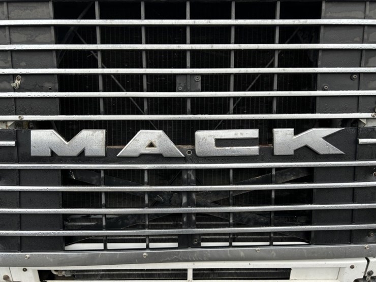1985-mack-mh633-t/a-sleeper-truck-tractor-image-9