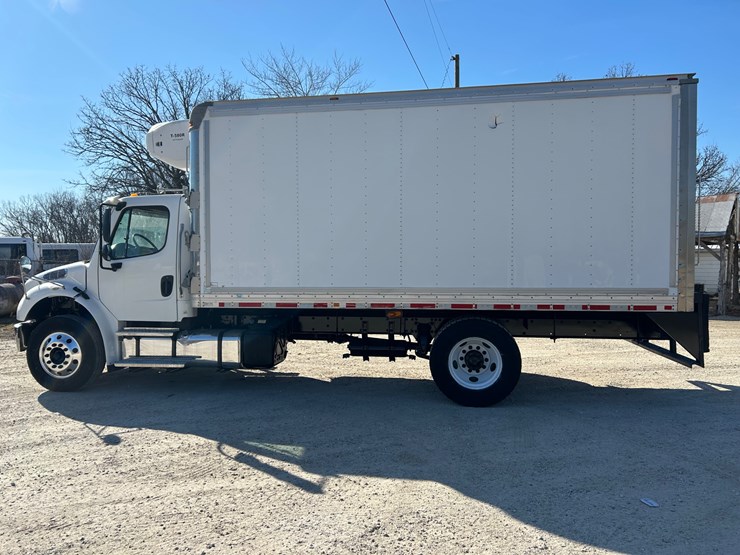 2018-freightliner-m2-106-image-6