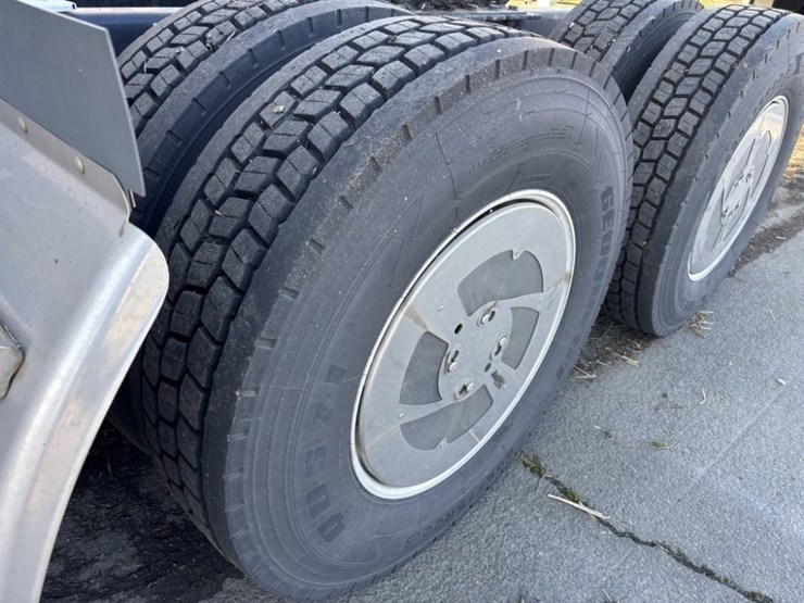 2016-kenworth-t680-image-10