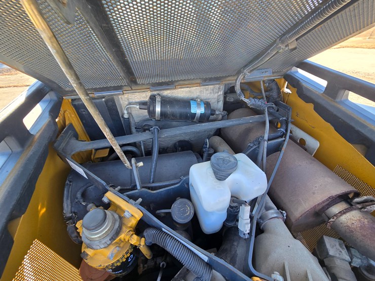 2012-deere-329d-image-36