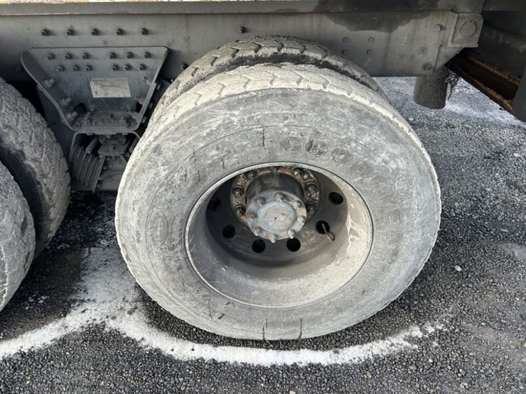 2014-peterbilt-320-image-13