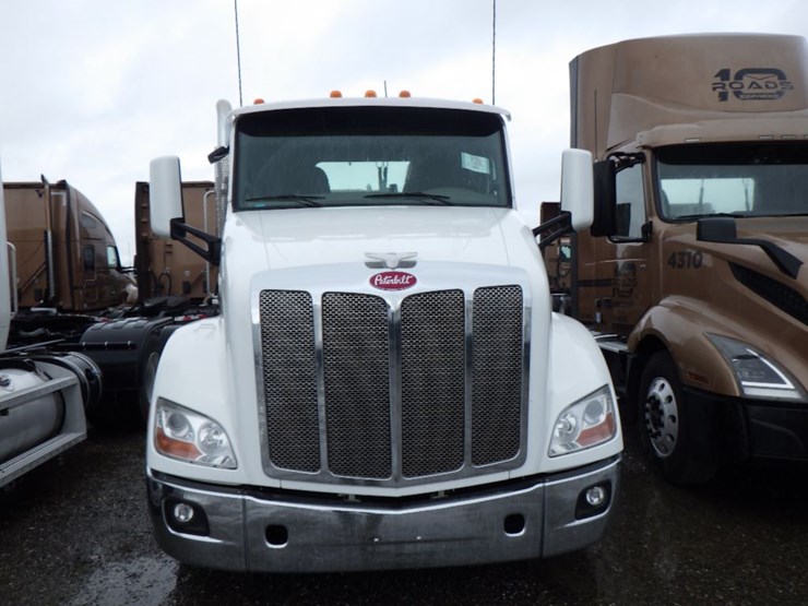 2017-peterbilt-579-image-2