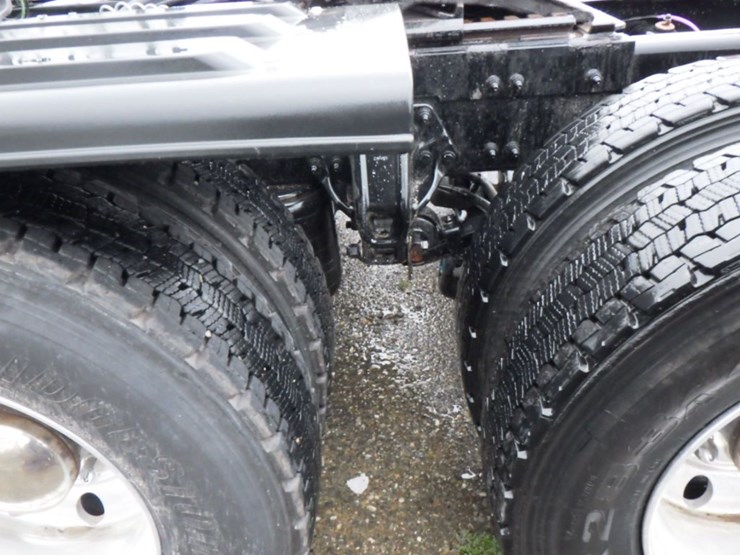 2017-peterbilt-579-image-13