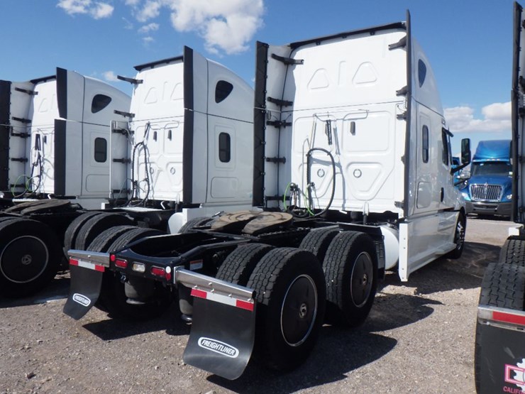 2024-freightliner-cascadia-126-image-10
