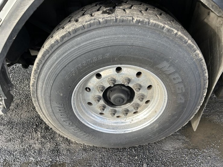 2014-peterbilt-320-image-9