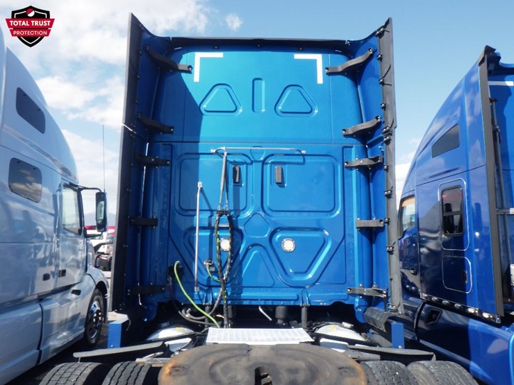 2021-freightliner-cascadia-126-image-12