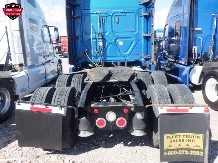 2021-freightliner-cascadia-126-image-10