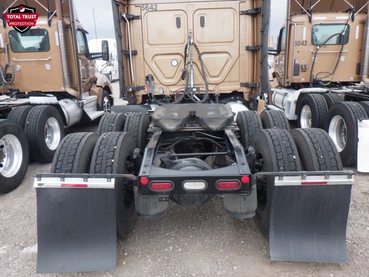 2023-freightliner-cascadia-126-image-8