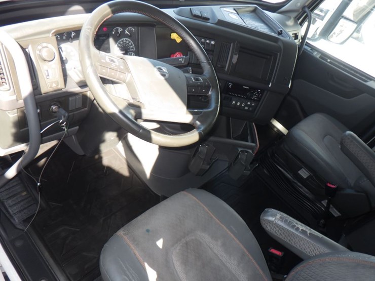 2023-volvo-vnl-760-image-19