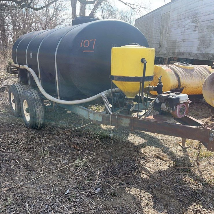Bell 1600 Gallon Water Trailer