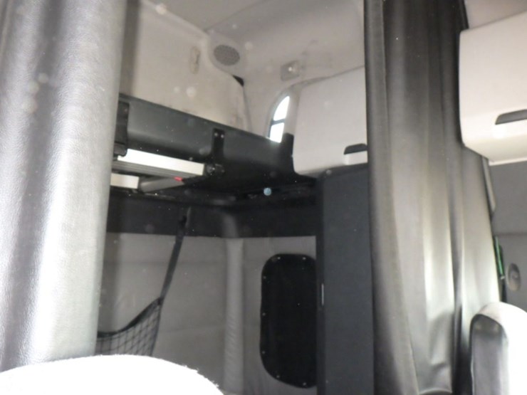 2019-freightliner-cascadia-126-image-5