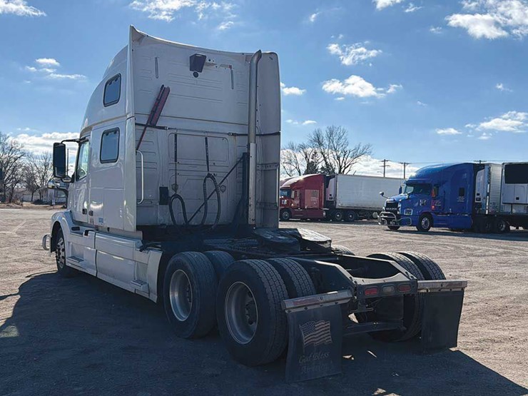 2015-volvo-vnl780-image-3