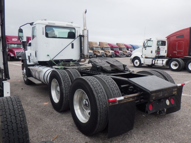 2012-caterpillar-ct660l-image-10