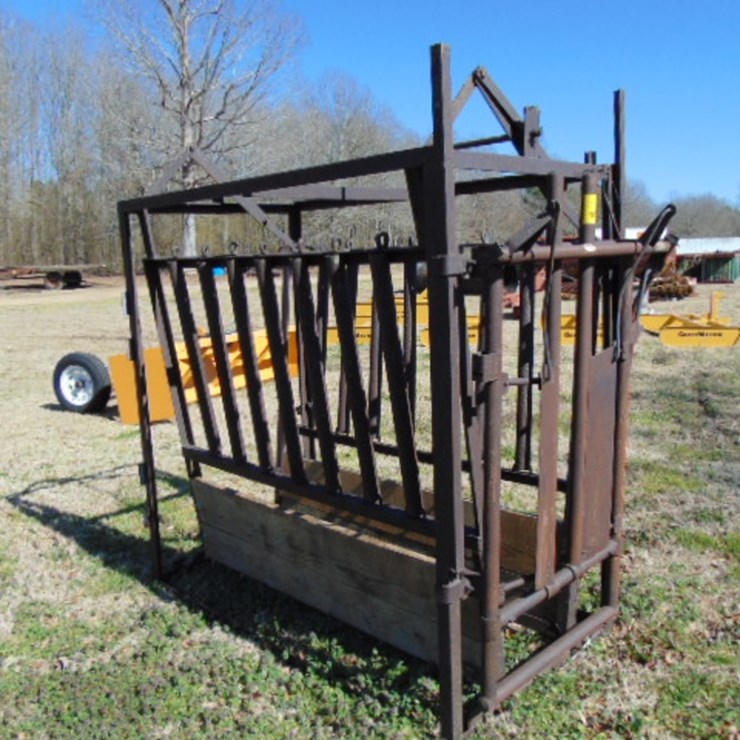 PREIFERT CATTLE SQUEEZE CHUTE