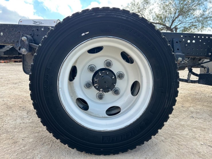 2020-isuzu-nqr-image-12