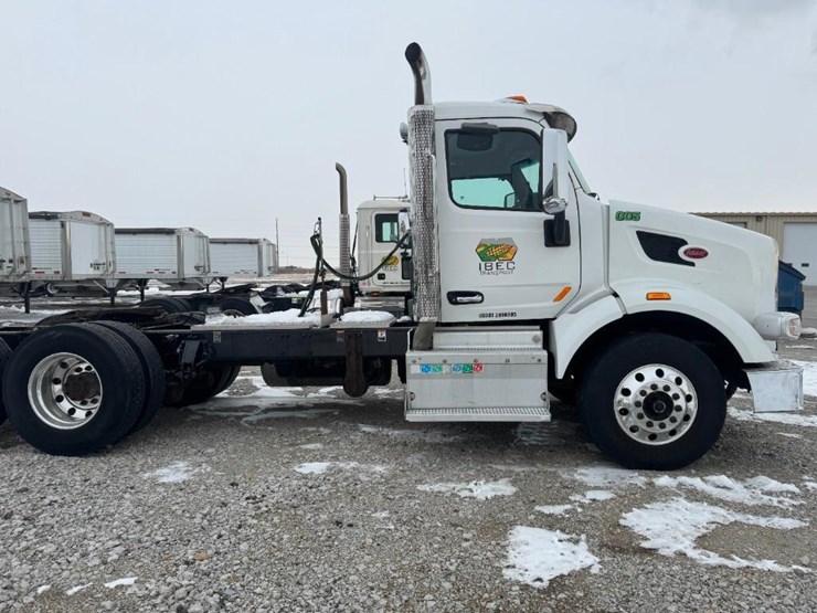 2017-peterbilt-567-image-5