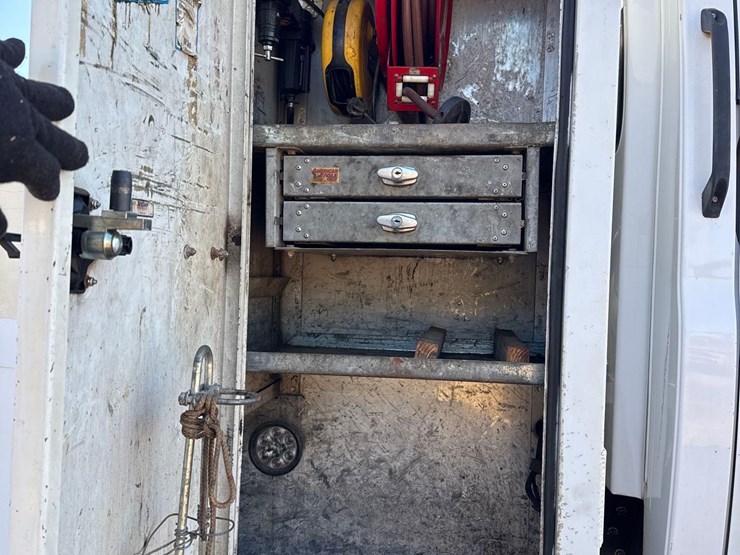 2005-chevrolet-c5500-flatbed-truck-image-15