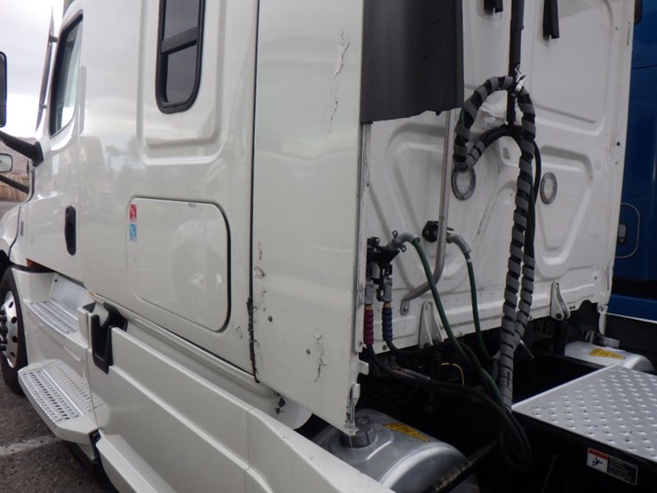 2021-freightliner-cascadia-126-image-19