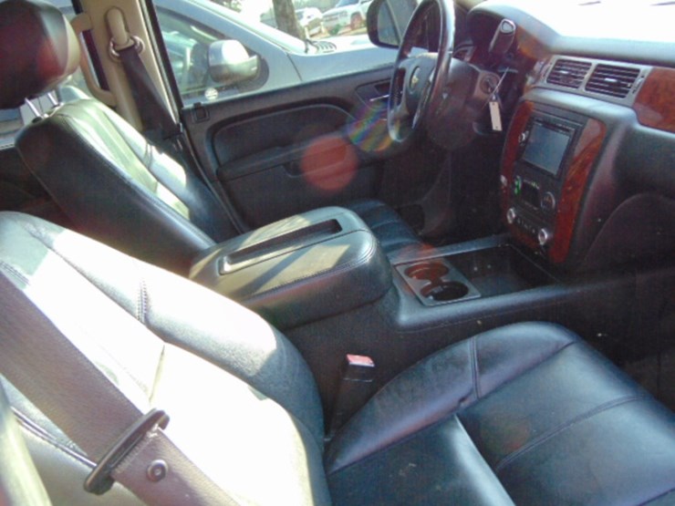 2011-chevrolet-suburban-image-7