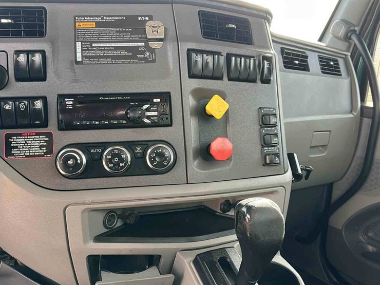 2016-peterbilt-579-image-11