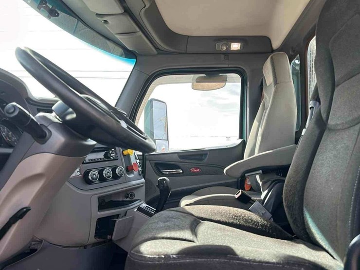 2016-peterbilt-579-image-10